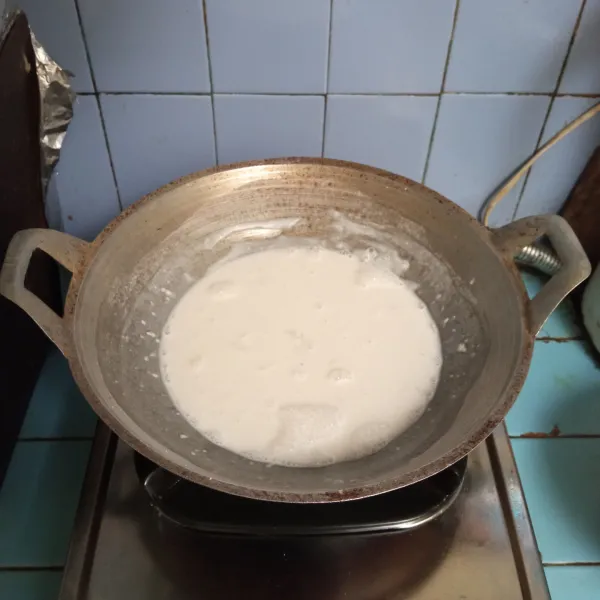 Masukkan semua bahan utama, aduk, masak dengan api kecil.