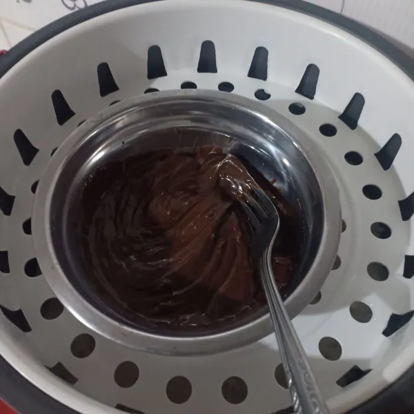 Lelehkan cokelat dalam magicom.