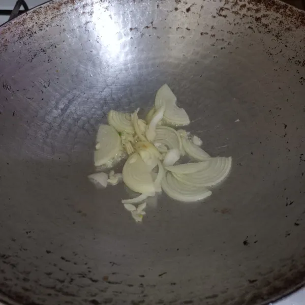Tumis irisan bawang bombay dan bawang putih cincang hingga harum.