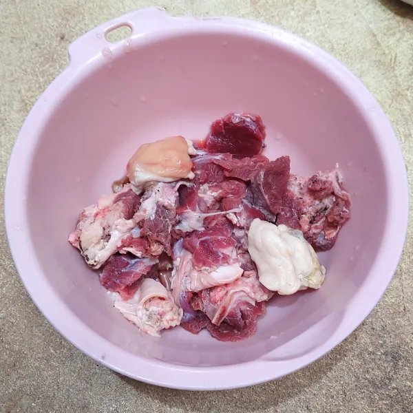 Bersihkan daging kambing, lalu potong kecil sesuai selera.