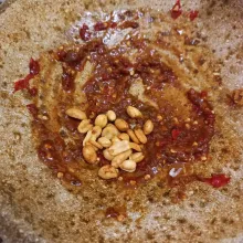 Masukan kacang tanah goreng, haluskan kembali kemudian tambahkan air, aduk rata dan koreksi rasa.