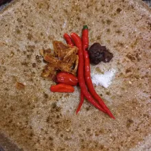 Haluskan cabe rawit, cabe merah, garam, gula merah, dan asam jawa.