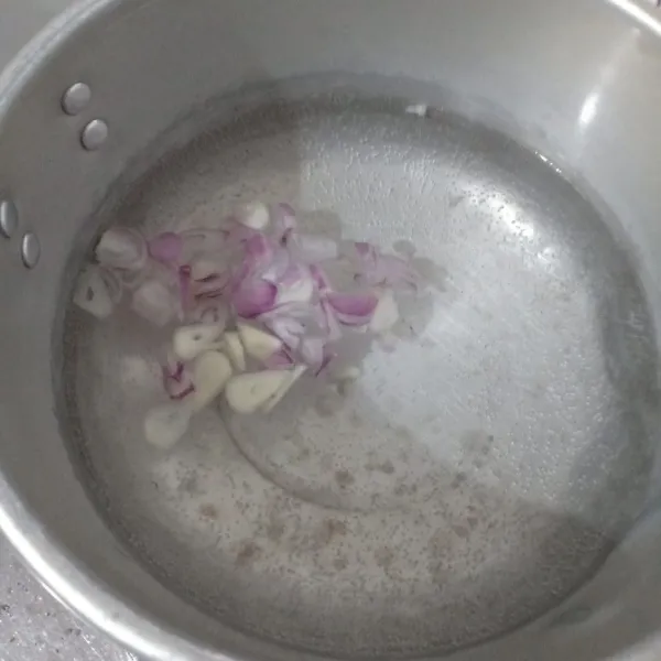 Rebus air dan bawang sampai mendidih.