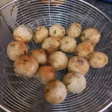 Goreng cilok hingga kecokelatan, tiriskan.
