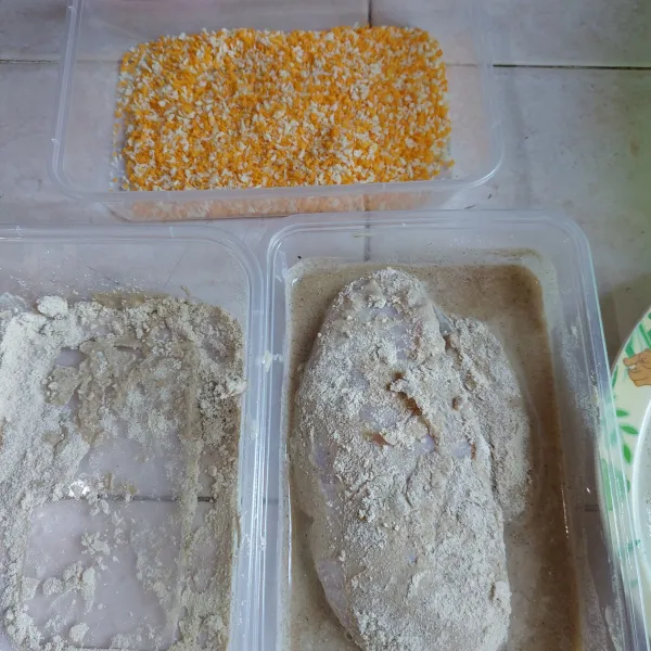 Baluri ayam dengan tepung basah, lalu baluri dengan tepung kering dan baluri tepung basah lagi.