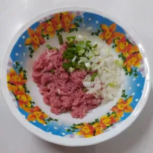Campur daging giling, daun bawang dan bawang bombay. Aduk sampai rata.