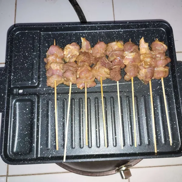 Kemudian panggang di atas grill pan dengan api kecil.