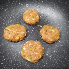 Panaskan pan, beri sedikit olesan minyak goreng. Panggang patty sampai sisi bawah matang kecoklatan.