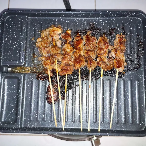 Masak hingga matang merata di kedua sisinya, lalu angkat.