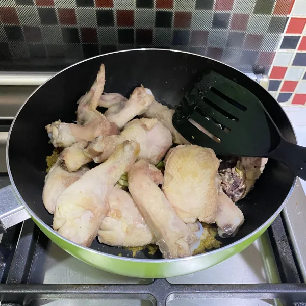 Lalu masukkan potongan ayam (saya rebus dengan di buang air ayamnya, lalu goreng sebentar supaya tidak keluar darah).