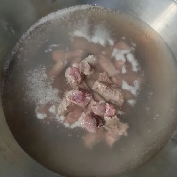 Cuci bersih daging, lalu potong kecil-kecil dan rebus dalam air mendidih hingga empuk, kemudian tiriskan.