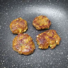 Balik patty, biarkan sampai matang. Angkat dan sajikan langsung atau bisa buat isian burger.