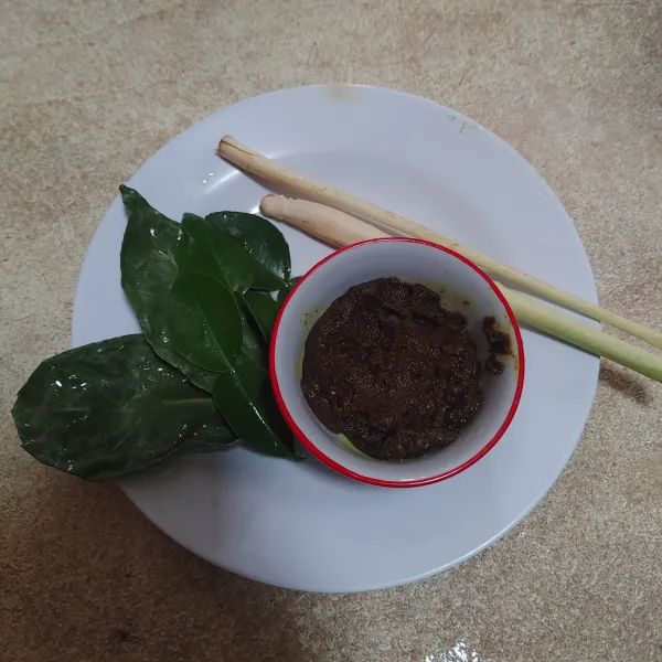 Siapkan bahan bumbu, untuk bumbu soto haluskan semua bahan menggunakan blender kemudian gongso sebentar hingga bumbu matang.