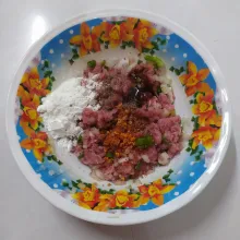 Tambahkan maizena, abon cabe, garam, lada hitam dan saus bulgogi. Aduk rata sambil koreksi rasa sesuai selera dengan cara menggoreng sedikit adonan.