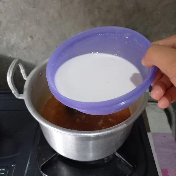 Larutkan tepung kanji dengan 100 ml air. Tuang ke dalam panci.