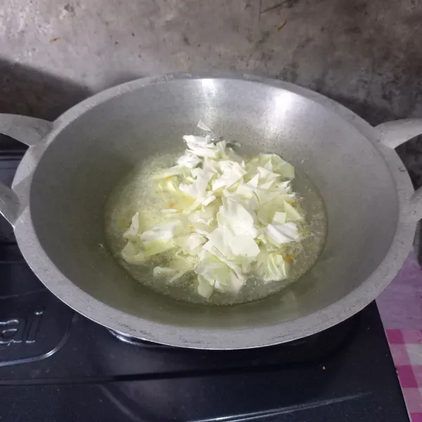 Kemudian masukkan air dan irisan kol. Masak sampai layu.