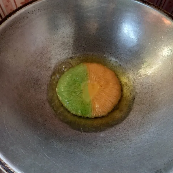 Masukkan kedalam minyak yang telah dipanaskan secara bersamaan, goreng hingga matang sambil di siram-siram bagian tengahnya.