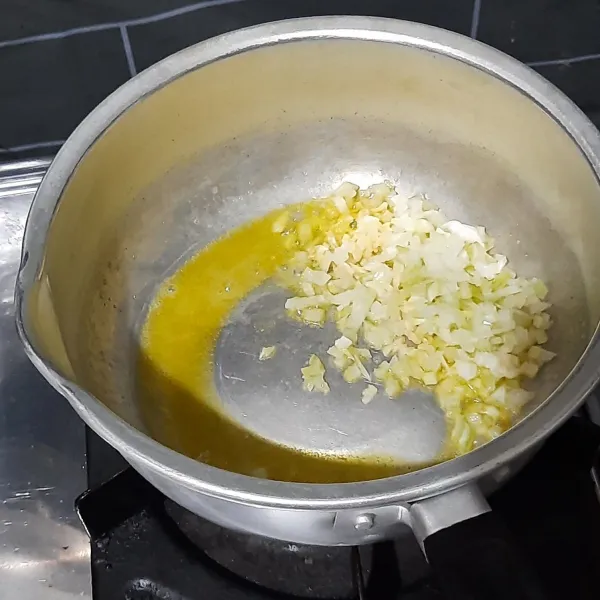 Panaskan margarin, kemudian masukkan bawang putih dan bawang bombay. Lalu tumis hingga wangi.