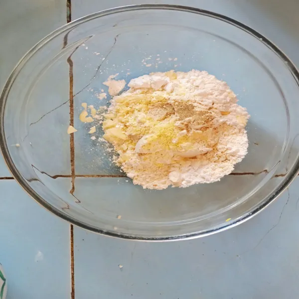 Masukkan tepung tapioka, tepung terigu, bawang putih cincang, penyedap rasa, garam, merica.