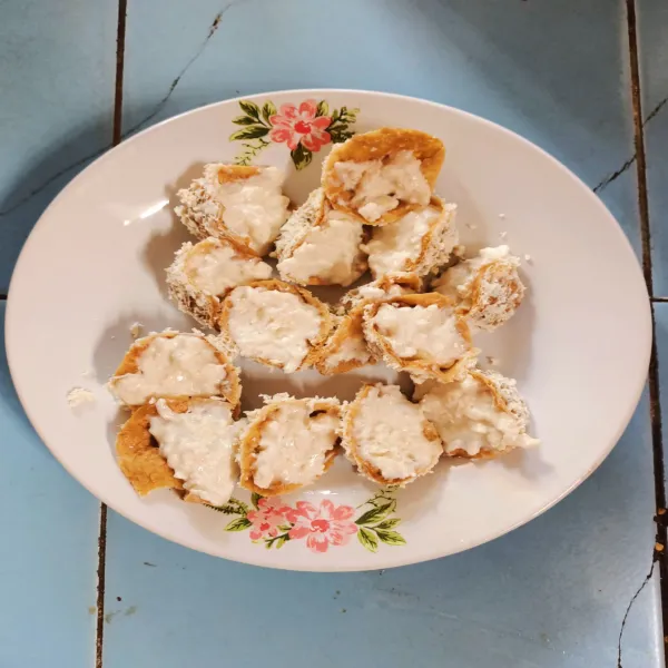 Masukkan adonan ke dalam tahu yang telah dipotong dan dibalik.