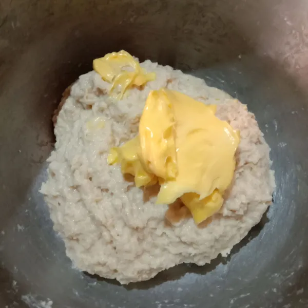 Setelah adonan teraduk rata masukkan mentega aduk kembali hingga kalis.