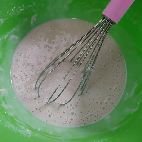 Campur tepung beras, terigu, vanili dan garam tambahkan air gula aduk hingga rata.