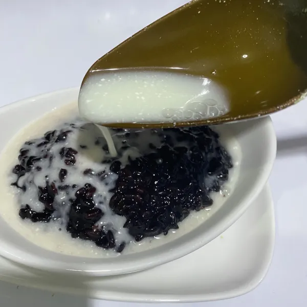 Penyajian : tuang bubur ketan hitam di mangkuk, lalu siram dengan kuah santan. Kemudian sajikan.