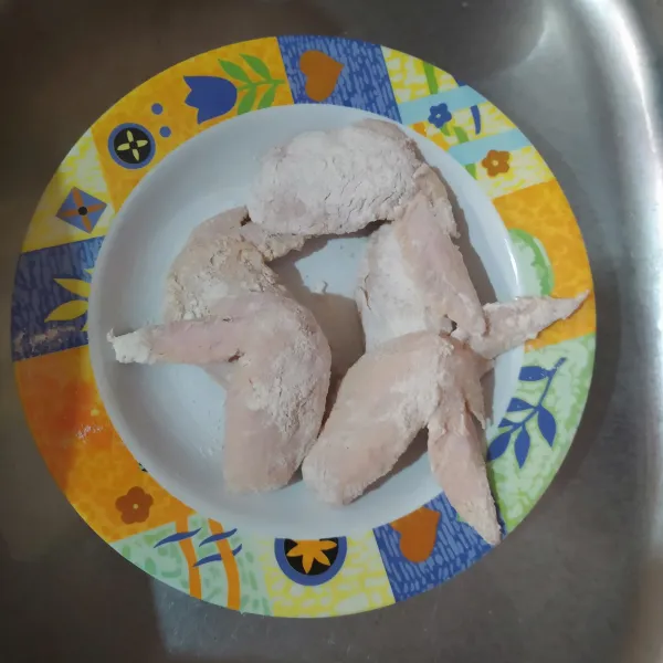 Baluri ayam dengan tepung bumbu serbaguna.