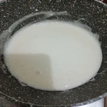 Masak tepung terigu, gula, santan kental hingga kental cair, masukkan dalam botol.