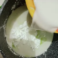 Masak dalam saucepan tepung maizena, garam, jus pandan, dan santan kental hingga kental.