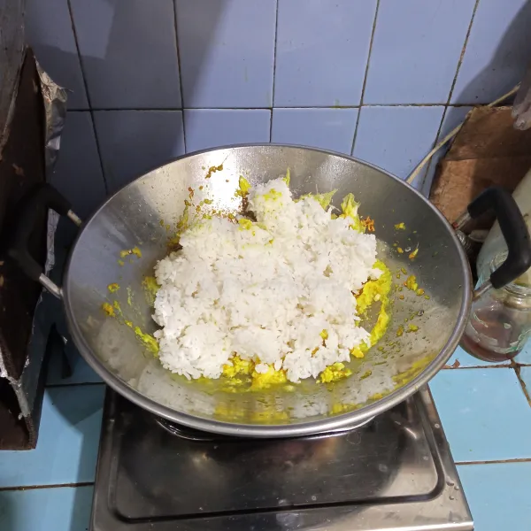 Masukkan nasi, garam dan kaldu bubuk.
