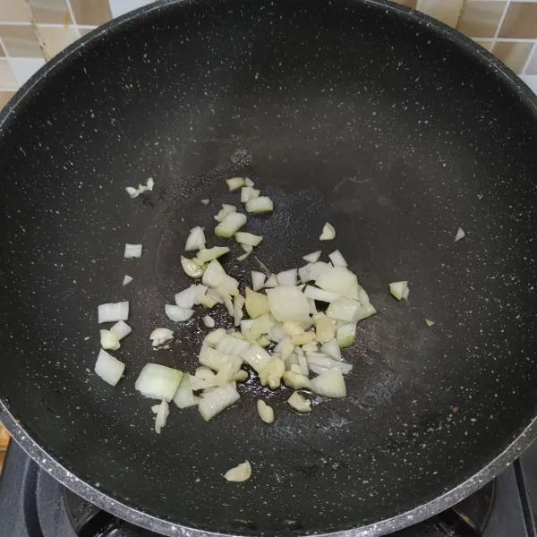 Tumis bawang bombay dan bawang putih hingga harum