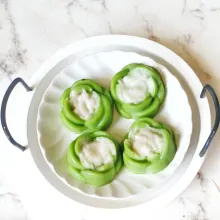 Keluarkan kue nona manis dalam cetakan saat sudah suam - suam kuku/dingin dan beri potongan pandan. Siap disajikan.