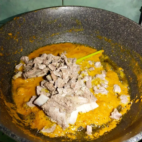 Kemudian setelah bumbu berbau harum masukkan irisan daging kambing yang sudah di rebus terlebih dahulu dan dibuang airnya aduk sampai rata.
