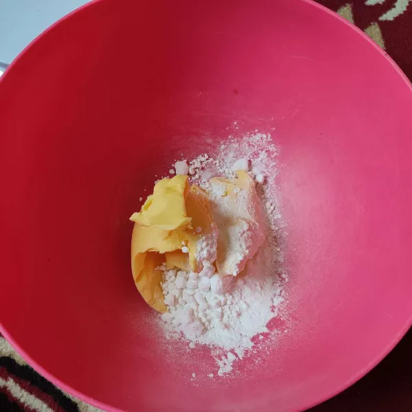 Aduk / mixer butter, gula, vanili hingga tercampur rata, jangan dikocok hingga terlalu mengembang.