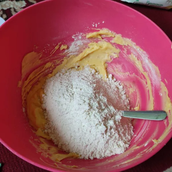 Masukkan tepung terigu sedikit demi sedikit sambil diaduk.
