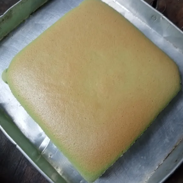 Setelah matang keluarkan dari loyang dan lepaskan kertas baking secara perlahan. Kemudian potong-potong setelah cake dingin dan siap disajikan.
