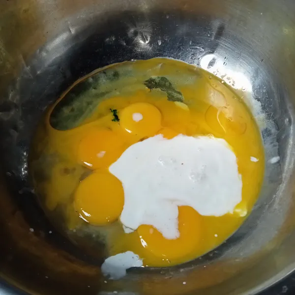 Campur kuning telur, telur utuh, santan instan, minyak goreng, dan pasta pandan, lalu aduk-aduk hingga tercampur rata.