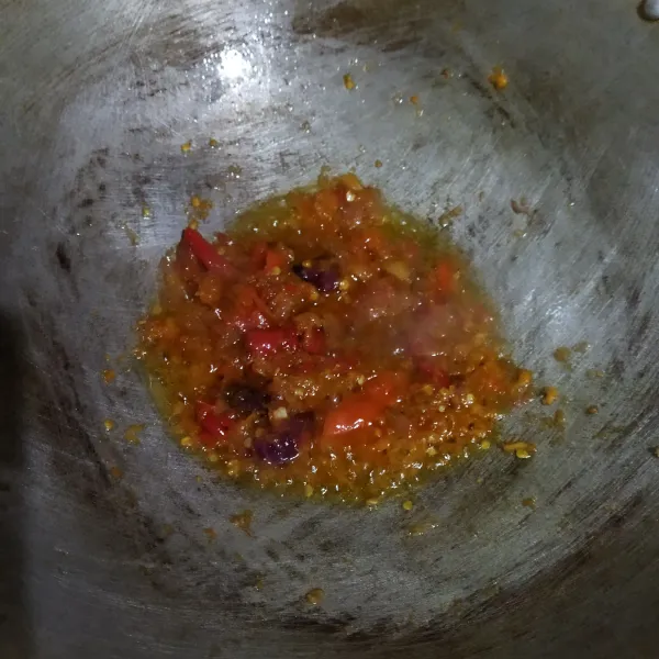 Panaskan secukupnya minyak, tumis bumbu halus sampai harum.