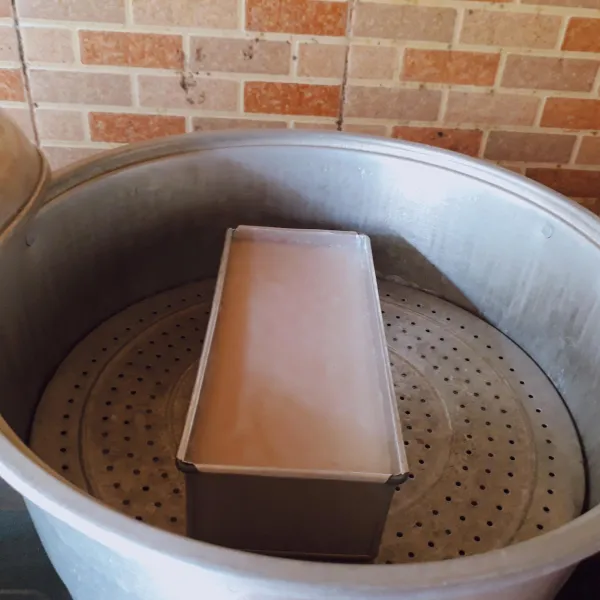 Olesi loyang ukuran 6 x 20 x 8 cm dengan minyak. Tuang adonan putih 1/6 bagian adonan, kukus selama 5 menit. Tumpuk dengan adonan ungu kukus lagi selama 5 menit. Tumpuk lagi dengan adonan putih, begitu seterusnya selang seling antara adona  putih dan adonan berwarna.