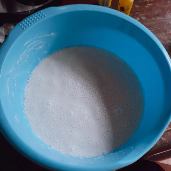 Ayak tepung beras dan tapioka. Masukkan campuran santan sedikit demi sedikit sambil diuleni hingga rata dan licin.