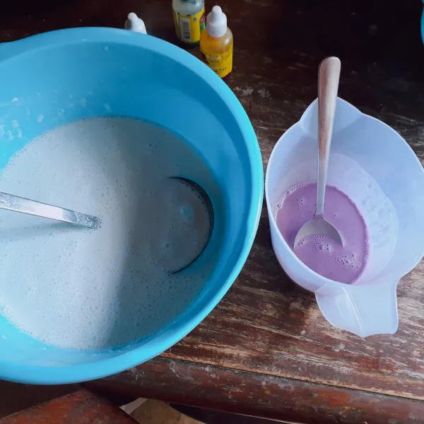 Bagi adonan menjadi 2. Satu adonan biarkan putih. Satu adonan dibagi lagi menjadi 6, masing - masing beri pewarna dan aduk rata.