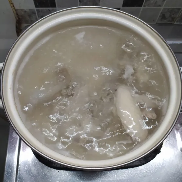 Rebus air sampai mendidih dan masukkan ayam. Kemudian masak dengan api kecil-sedang.