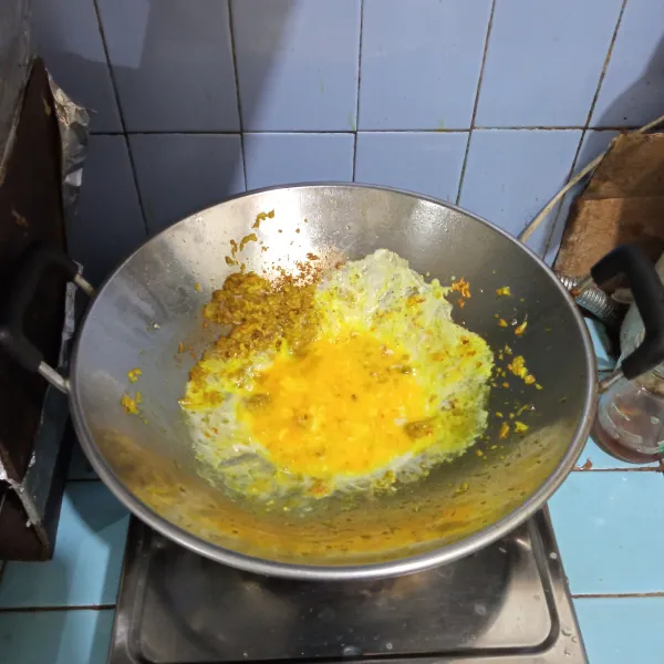 Masukkan telur, aduk orak arik.