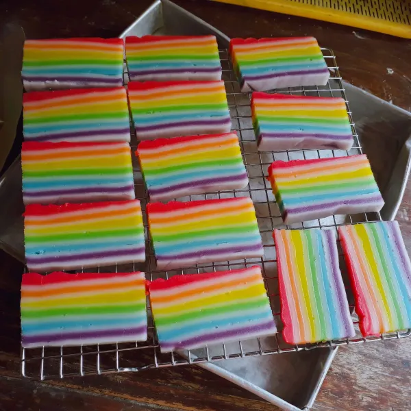 Setelah dingin, keluarkan dari loyang, potong - potong, lapisi pisau dengan plastik agar tidak lengket.