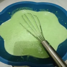 Campurkan adonan sebelum dengan adonan masak menjadi satu. Aduk rata kemudian saring. Sisihkan.