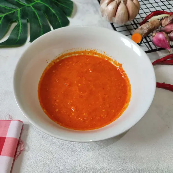 Blender semua bahan bumbu halus, sisihkan.