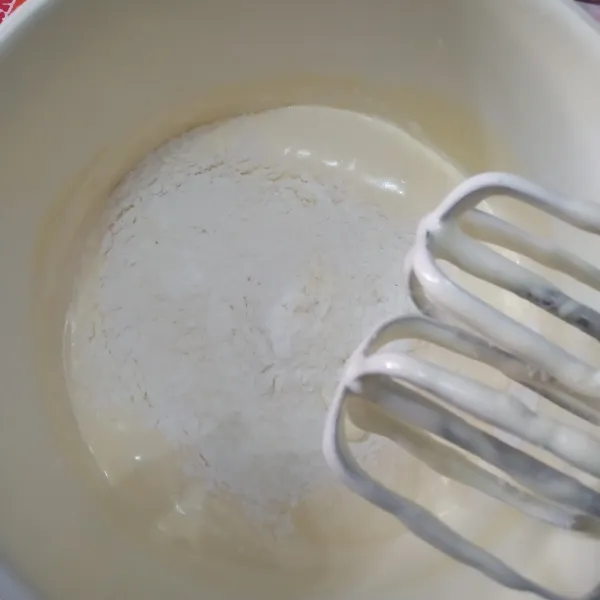Masukkan tepung terigu, maizena, dan susu bubuk yang sudah diayak, mixer dengan kecepatan paling rendah asal rata saja.