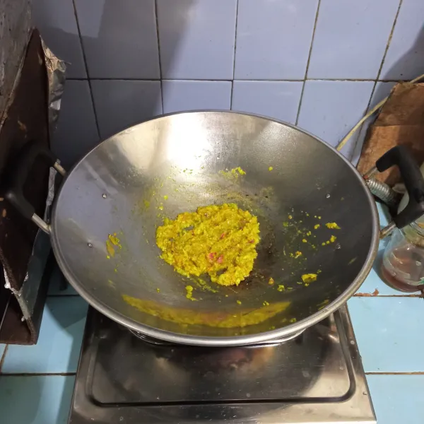 Tumis bumbu halus sampai harum.