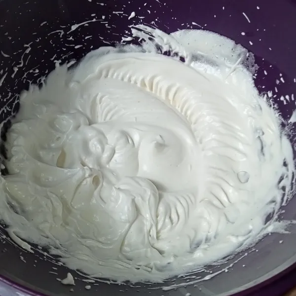 Kocok putih telur dengan speed tinggi, bila sudah nampak berbusa masukkan air perasan jeruk nipis, masukkan gula pasir dalam tiga tahapan, dan kocok hingga kaku serta mengembang.